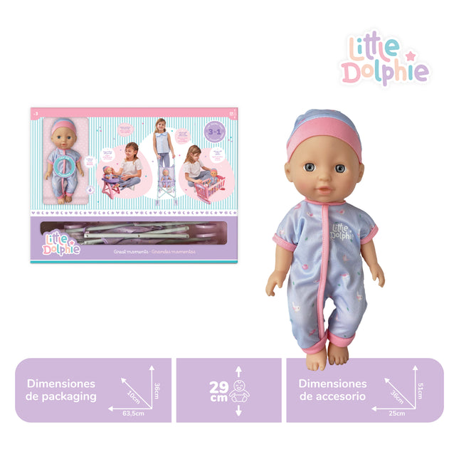 Muñeca de 29 cm con extremidades de vinilo . Emite sonidos e incluye coche metálico, silla para comer y cuna